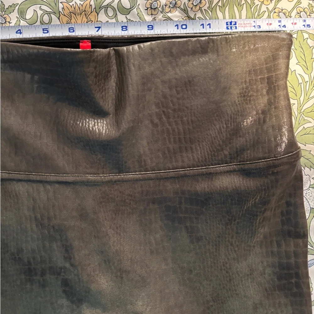 SPANX Crocodile Texture Shades of Olive Leggings - Picture 6 of 9